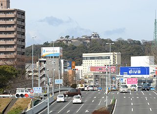 松山市中心部まで車で数分